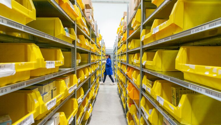 Operario preparando pedidos en un almacén