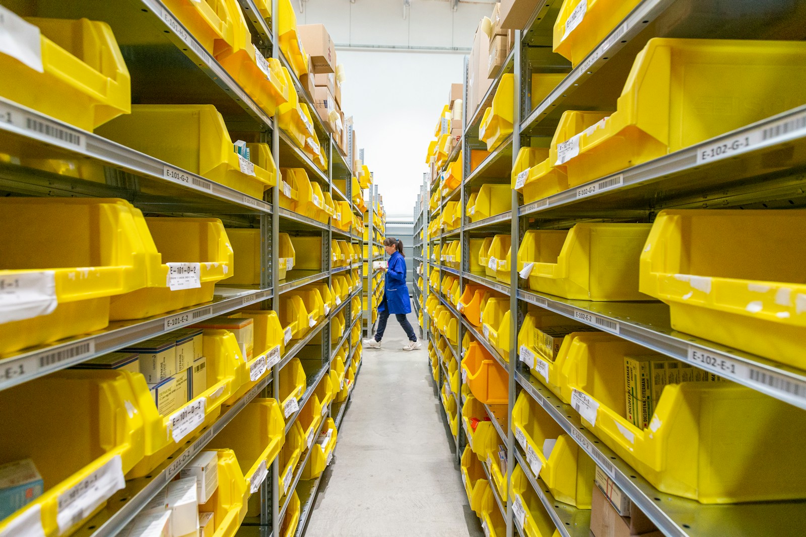 Operario preparando pedidos en un almacén