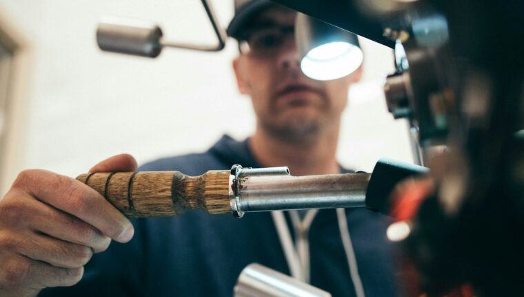 Técnico electricista trabajando con seguridad
