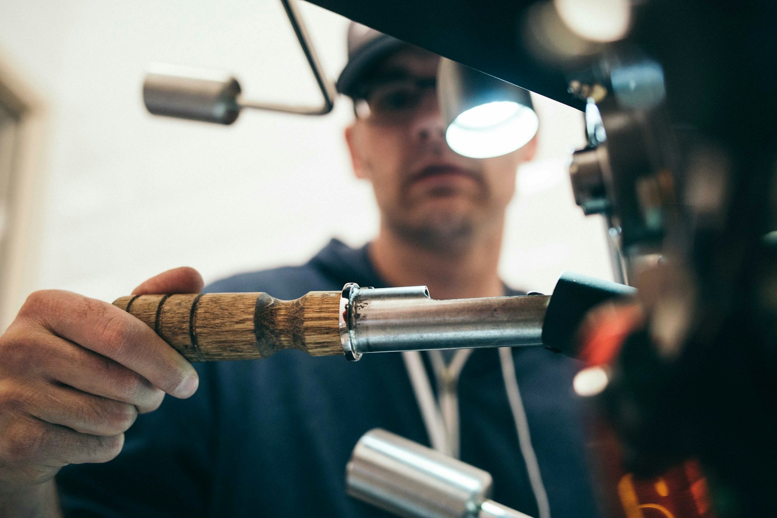 Técnico electricista trabajando con seguridad