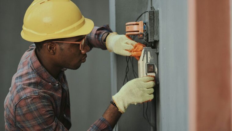 Electricista trabajando en una instalación
