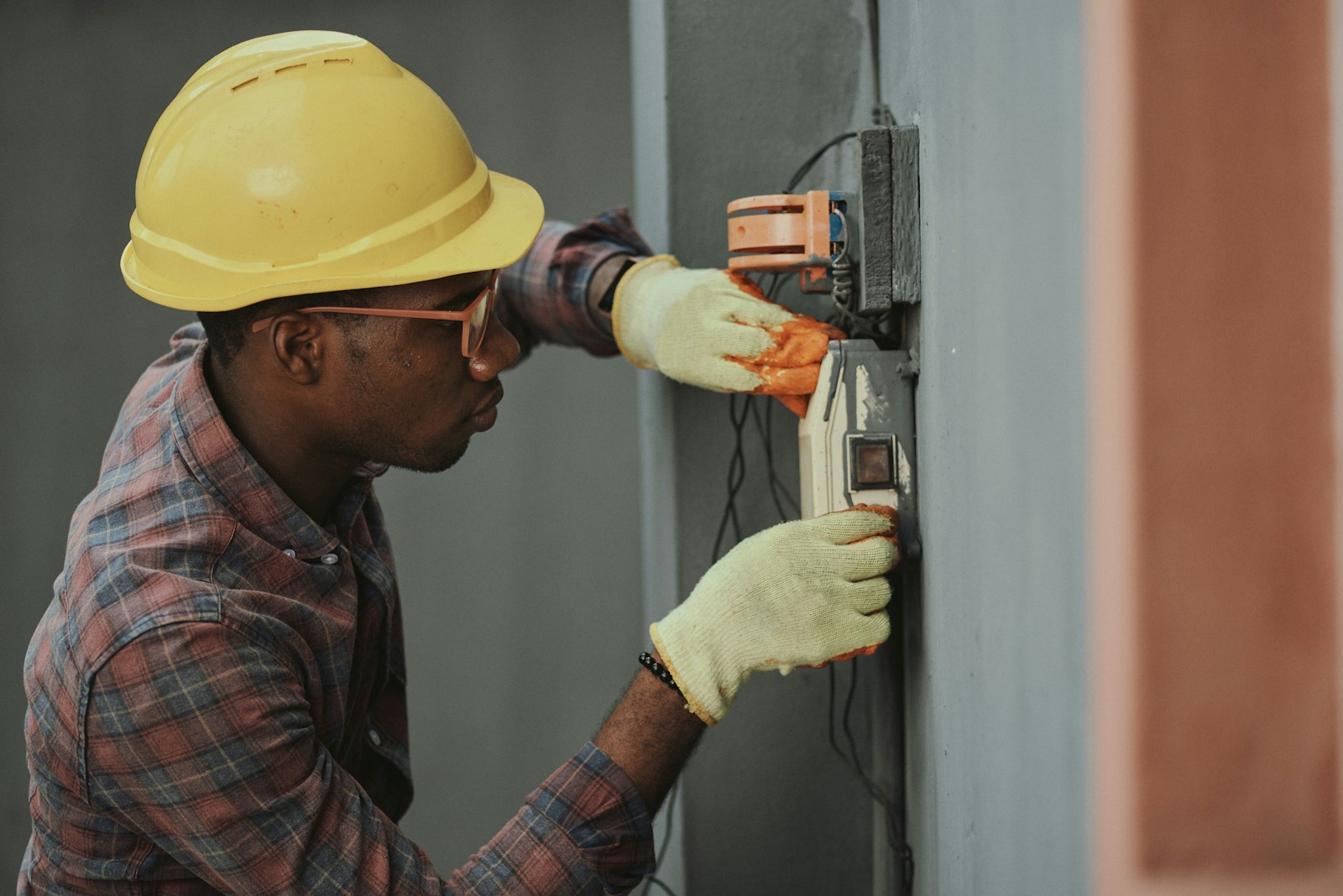 Electricista trabajando en una instalación
