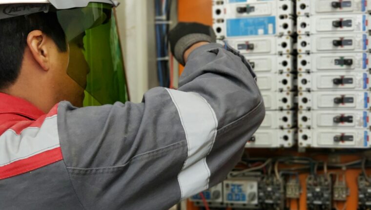 Técnico realizando tareas de mantenimiento