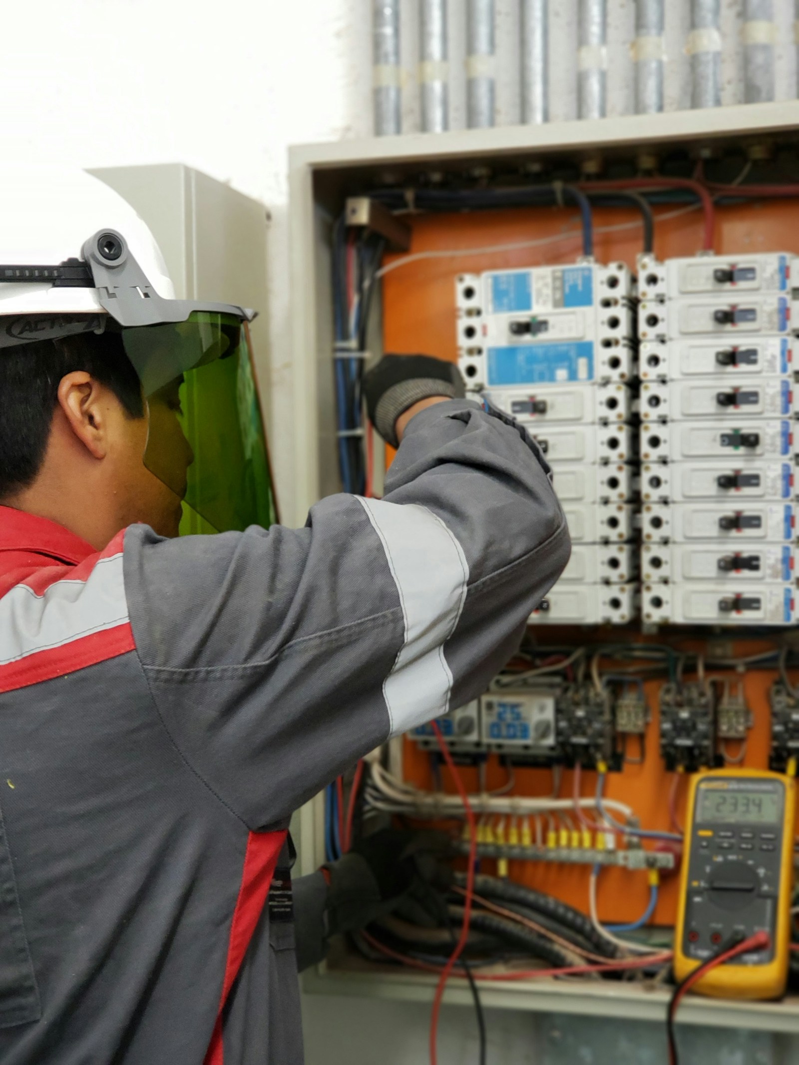 Técnico realizando tareas de mantenimiento