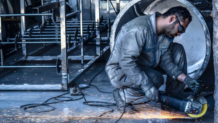 Trabajador equipado en una obra de reparación