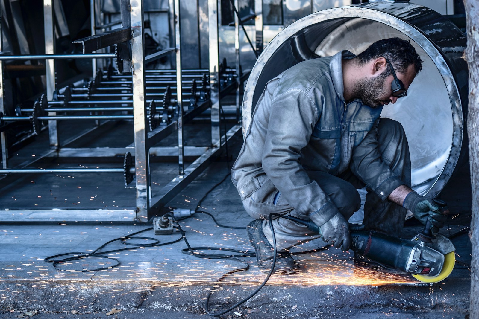 Trabajador equipado en una obra de reparación