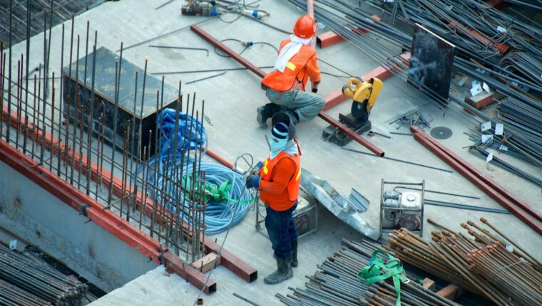 Equipo profesional trabajando en un servicio técnico